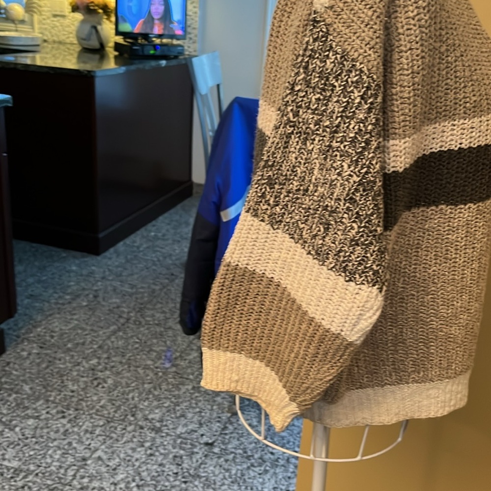 Sweater - Picture 4 of 4